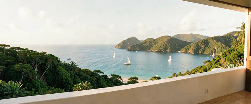 Une baie de Saint-Martin vue depuis une terrasse