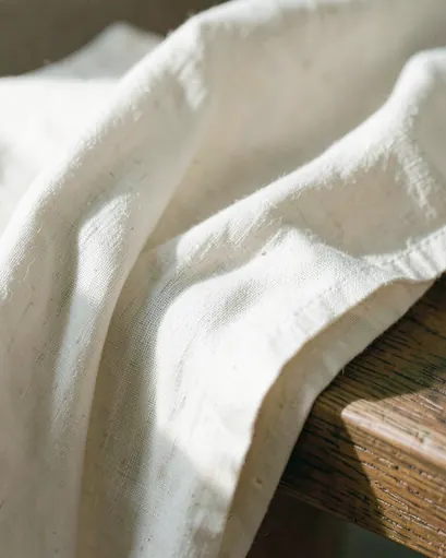 Lin naturel drapé dans la lumière du matin