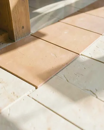Carreaux de terre cuite contre une pierre claire